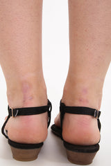 Riemchenzehen Post Pom Pom Wedge Sandalen