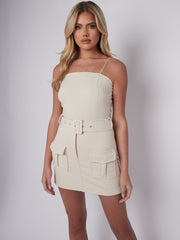 Gesteppte Frachtriemen -Skortkleid mit passenden Gürtel