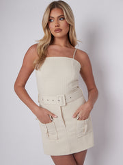 Gesteppte Frachtriemen -Skortkleid mit passenden Gürtel