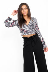 Envoltura floral a rayas sobre la parte superior del recorte