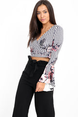 Envoltura floral a rayas sobre la parte superior del recorte