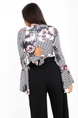 Envoltura floral a rayas sobre la parte superior del recorte