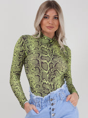 Traje de manga larga con estampado de serpiente de cuello alto