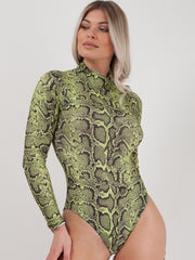 Traje de manga larga con estampado de serpiente de cuello alto