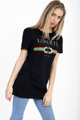 Camiseta impresa de lema de libertad