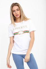 Camiseta impresa de lema de libertad
