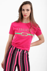 Camiseta impresa de lema de libertad