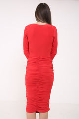 Heulenhalsgerüste drapiertes Midi -Kleid