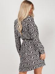 Vestido de camisa estampada de ilusión con cinturón de cadena