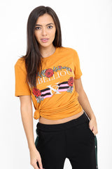 Opstandige slogan bedrukt t -shirt