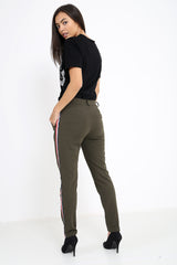 Pantalones con paneles de rayas con cordero