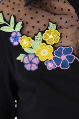 Inserta de malla Insertar el botón bordado floral Camisa delantera Top