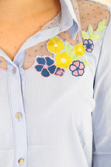 Inserta de malla Insertar el botón bordado floral Camisa delantera Top