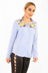 Inserta de malla Insertar el botón bordado floral Camisa delantera Top