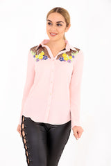 Inserta de malla Insertar el botón bordado floral Camisa delantera Top