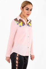 Inserta de malla Insertar el botón bordado floral Camisa delantera Top