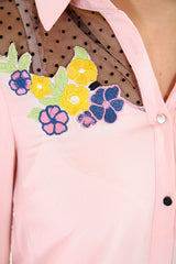 Inserta de malla Insertar el botón bordado floral Camisa delantera Top