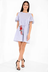 Kalte schultergestickte Krawattenknoten gestreiftes Kleid