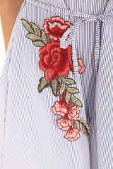 Kalte schultergestickte Krawattenknoten gestreiftes Kleid