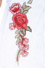 Kalte schultergestickte Krawattenknoten gestreiftes Kleid