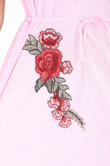 Kalte schultergestickte Krawattenknoten gestreiftes Kleid