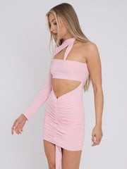 Slinky schneiden Sie Ruch -Kleid mit drapierten Details ab