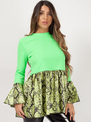 Top de dobladillo de volante con estampado de serpiente
