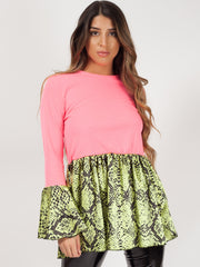 Top de dobladillo de volante con estampado de serpiente