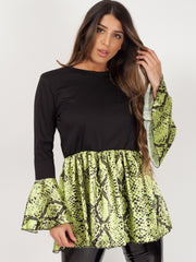 Top de dobladillo de volante con estampado de serpiente