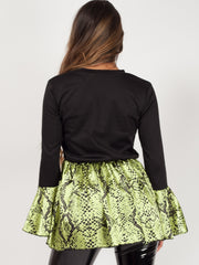 Top de dobladillo de volante con estampado de serpiente