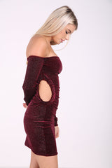 Schneiden Sie die Seiten Glitzer Velor Bardot Kleid aus