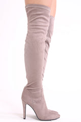 Faux suede wees teen over de laarzen van de kniehakken