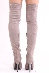 Faux suede wees teen over de laarzen van de kniehakken