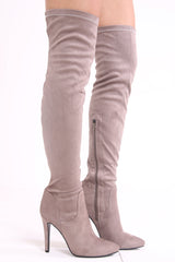 Faux suede wees teen over de laarzen van de kniehakken