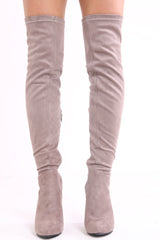Faux suede wees teen over de laarzen van de kniehakken