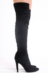 Faux suede wees teen over de laarzen van de kniehakken
