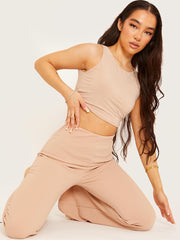 Hohe taillierte, scharfe Hose