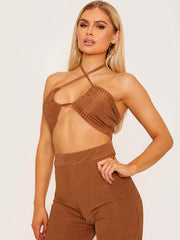 Top de cultivo de halter cruzado y pantalón coorden