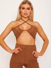 Top de cultivo de halter cruzado y pantalón coorden