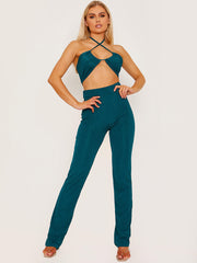 Top de cultivo de halter cruzado y pantalón coorden