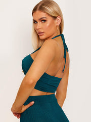 Top de cultivo de halter cruzado y pantalón coorden