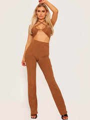 Top de cultivo de halter cruzado y pantalón coorden