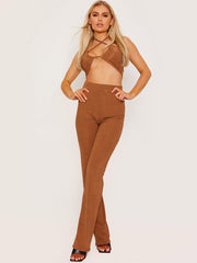 Top de cultivo de halter cruzado y pantalón coorden