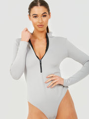Hoher Hals -Reißverschlussbodysuit
