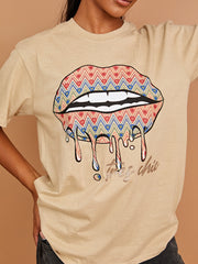 Chevron lip grafisch bedrukt t-shirt