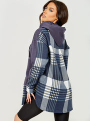 Verifique detallarse la sudadera con capucha de vellón