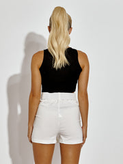 Dehnbares Frachtskort mit passender Gürtel