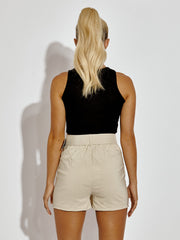 Dehnbares Frachtskort mit passender Gürtel