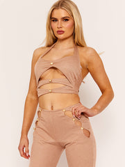 Rippengeschnittenes Detail des Halfter-Crop-Tops und Hosen-Co-ordte