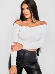 Rüschendetail gerippte Bardot Crop Top